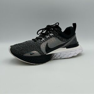 Nike Women's Black & Gray Running Shoe 8.5 But Runs Small